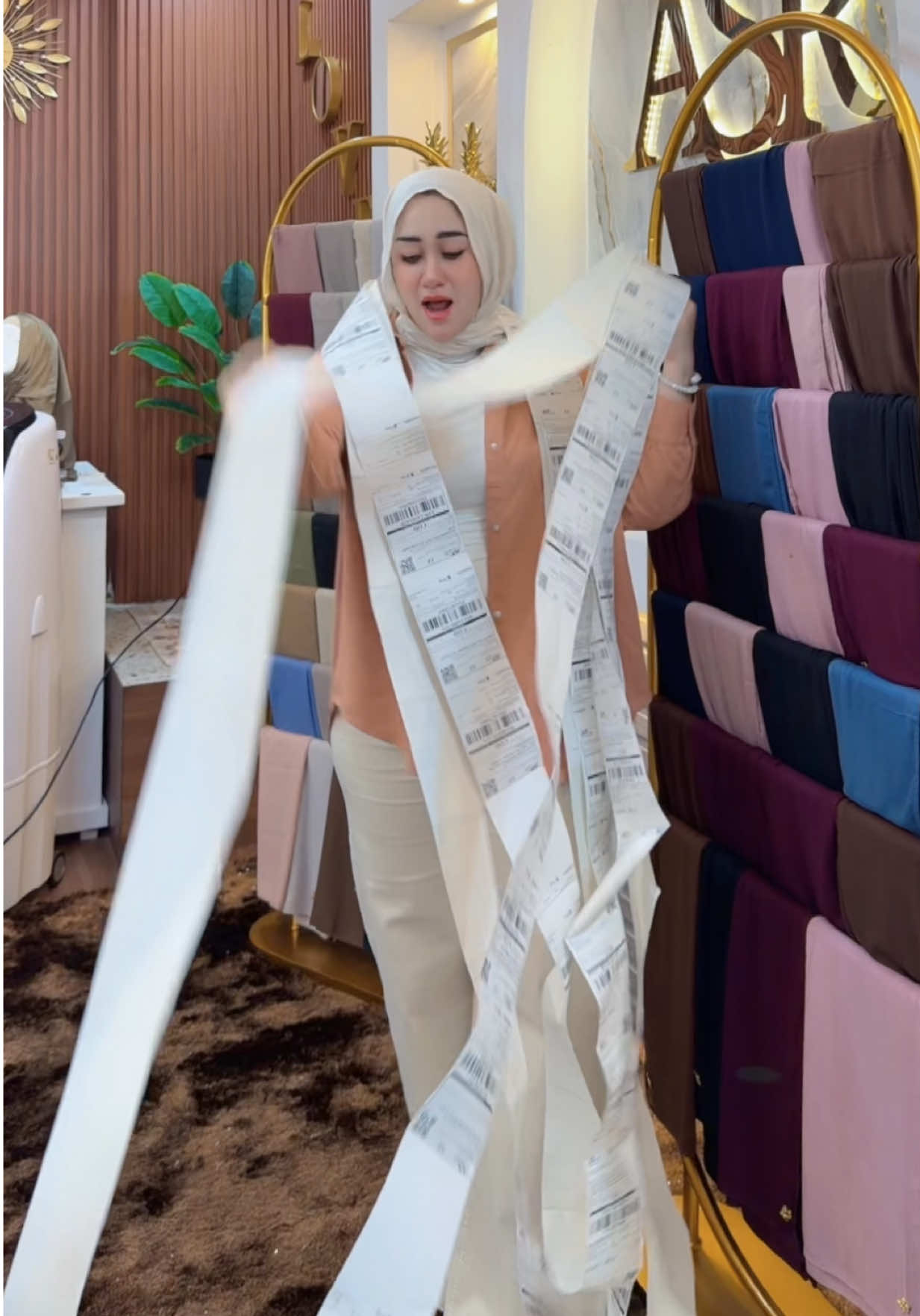 Enakkk sekaliiii hidup MOKONDOOOO 😂😭 MasyaAllah bangetttttt ...  15 menit baruuu live langsung full orderan diserbuuuu  🥹❤️  tiktok pasti kaget yaaa baru perdana buka tiktokshop kok bs langsung membluudaaak orderan sampe akhirnya dibatasi 😂😭 Terimakasih semuanyaaaa , semoga Allah mudahkan rezeki kaliaann semua , dan selalu jadi langganan @Asr fashionable 🤗😇 #fypsampemananih? #asrfashionable #viraltiktok #fyp #anitasrirezeki 