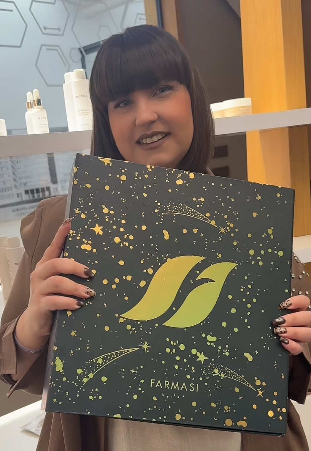 Este año nos hemos pasado el juego 🎁 Llega el calendario de Adviento más espectacular que hemos tenido: ¡24 días llenos de sorpresas, belleza y momentazos solo para ti! 💄💫 Ya sabes que cuando sacamos algo así… ¡vuela! 🚀 Si quieres asegurarte el tuyo, resérvalo conmigo antes de que se agoten 💌 #adviento  #calendariodeadviento  #Farmacity  #SueñosCumplidos 