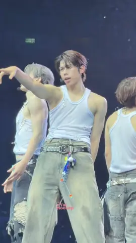 สิ่งศักสิท สิ่งศักสิทๆๆ สิ่งศักสิท 🤤 #LYKNDuskAndDawnConcertD2  #TuiChayatorn #LYKN