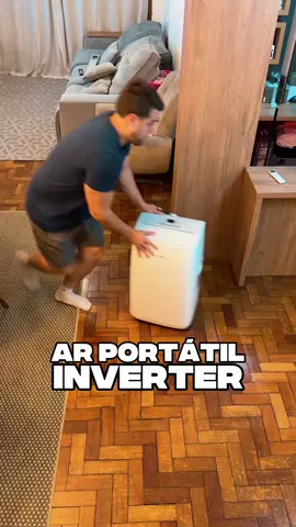 MANDA P/ QUEM NÃO VAI PASSAR CALOR! Toda vez que eu vejo esse caso eu me surpreendo, mas tem muito condomínio que não permite instalação de ar. Pra mim isso é estranho demais, mas é comum. Eu já tinha testado outro ar portátil, que fazia um bom trabalho, mas o bicho era MUITO gastão, perto de R$ 300 por mês na conta de luz e era de 10.000 BTUs. Esse aqui é inverter, mas você sabe realmente o que é o inverter? Imagine que um ar-condicionado comum funciona como um carro que só tem duas opções: acelerador no máximo ou motor desligado. Ele liga, esfria forte, desliga, espera esquentar e liga de novo. Fica nesse liga/desliga o tempo todo, isso gasta mais energia e causa variação de temperatura. Já o inverter funciona como um carro com acelerador inteligente. Ele reduz a velocidade assim que atinge a temperatura desejada e mantém ela estável sem desligar. E isso gera muita economia de energia! Além disso, esse aqui dá pra usar o ano todo, porque tem o quente, algo que não tinha visto em outros portáteis. O ventilar acredito que pouco usarei e o desumidificador, porque com o ar ligado, ele já faz isso. Duas correções do vídeo: eu falo que o consumo médio foi 550W no meu estúdio, foi até menos, mas na hora do take tá 570W (550W foi a média). No quarto do meu filho foi menos ainda e outra, acredito que as pessoas não vão usar todos os dias 8 horas, coloquei como linha da pior hipótese. Na verdade, um ar desse deve subir a conta de luz em uns R$ 100,00, mas de qualquer forma, vou usar ele 3 meses, sempre com a tomada inteligente, e trazer pra vocês uma estimativa real! PRODUTÃOOOOOOOOOO! Se você já precisava de um o link tá na Bio. E me segue pra mais reviews rápidas. #arcondicionado #arportatil #casa #calor #verao