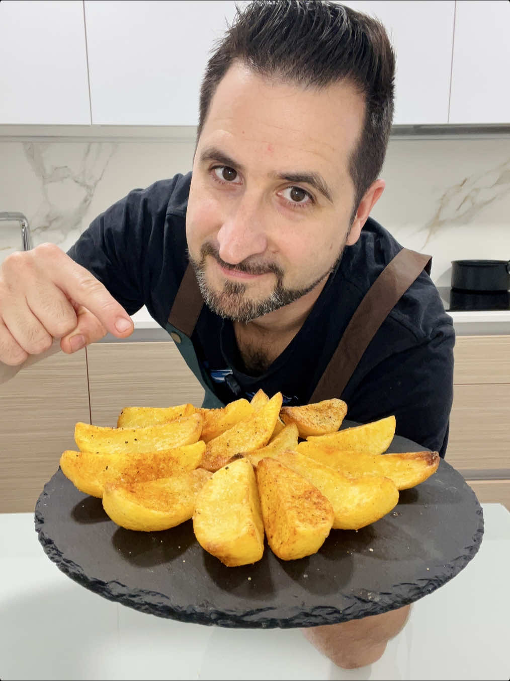 NGREDIENTES PARA 16 PATATAS -4 patatas medianas 🥔  -🫒 Aceite de oliva 0,4 🫒  -Pimentón de la Vera  🌶️  -Sal y pimienta negra 🧂 ELABORACIÓN: 1️⃣ Pela y corta las patatas en cuatro gajos iguales. Cúbrelas con agua, añade sal y cuécelas a fuego suave durante 7 minutos. 2️⃣ Sácalas y deja que enfríen a temperatura ambiente. Luego cúbrelas con aceite de oliva 0,4 y confítalas durante 10 minutos. 3️⃣ Vuelve a sacarlas y enfría de nuevo. Después fríelas en el mismo aceite, esta vez a 180 °C, hasta que queden crujientes y doradas. 4️⃣ Escúrrelas sobre papel absorbente, colócalas en un bol amplio y añade sal, pimienta negra y pimentón de la Vera. ✨ Disfrútalas con tu salsa favorita o como guarnición de carnes a la parrilla. #patatas #recetasfaciles #recetadeldia #cocinatradicional #trescocciones     