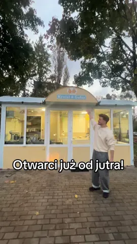 Od jutra jesteśmy otwarci! 🙌  A w sobotę - wielkie otwarcie z nagrodami! 🎉 Widzimy się? 👀 Mamy kilka dni na poprawę prędkości by się wyrobić na weekendy! Otwarci: pon - pt 11 do 19 sob - niedz 10 do 19 #otwarcie #kawiarnia #poznan #coffeetime #progres