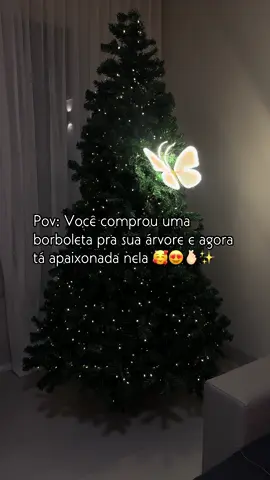 Agora deu vontade de nem decorar mais. Borboleta com movimento 🤌🏻 #natal #piscastrobo #arvoredenatal #arvoredenatal2025 