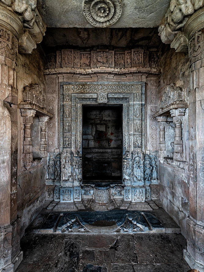 Bhangarh Fort: donde el miedo es real En el corazón de Rajasthan, las ruinas de Bhangarh Fort guardan un silencio que pesa. Dicen que quien cruza esta puerta al caer el sol… no vuelve a ser el mismo. El gobierno de India prohíbe entrar después del atardecer, pero cada noche, alguien escucha campanas que nadie toca. 🌒 ¿Tú entrarías… aunque la historia advierta lo contrario? Siguenos en Youtube:www.youtube.com/@relatosocultiostech BhangarhFort, #IndiaMisteriosa, #LugaresMalditos, #TemplosAntiguos, #RelatosParanormales, #HistoriaYTerror, #TerrorReal, #DocumentalCorto, #RuinasAntiguas, #RelatosOcultos, #MisteriosDelMundo, #FortalezaMaldita, #LeyendasDeIndia, #ShortsDeTerror