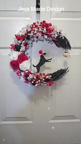 This Santa dog wreath is so cute! Perfect for Christmas! 🖤 #christmasgift #christmaswreath #gothmas #doordecor #gothicwreath 