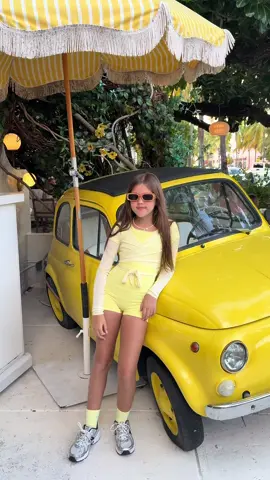 When your outfit matches the Miami vibe perfectly @blancasport 💛 #blancasport 