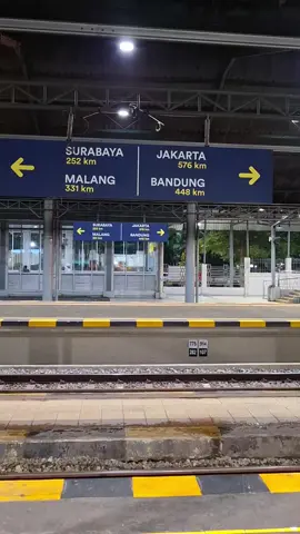 Gaya Baru Malam Selatan berjalan langsung di Stasiun Solo Balapan #keretaapiindonesia 