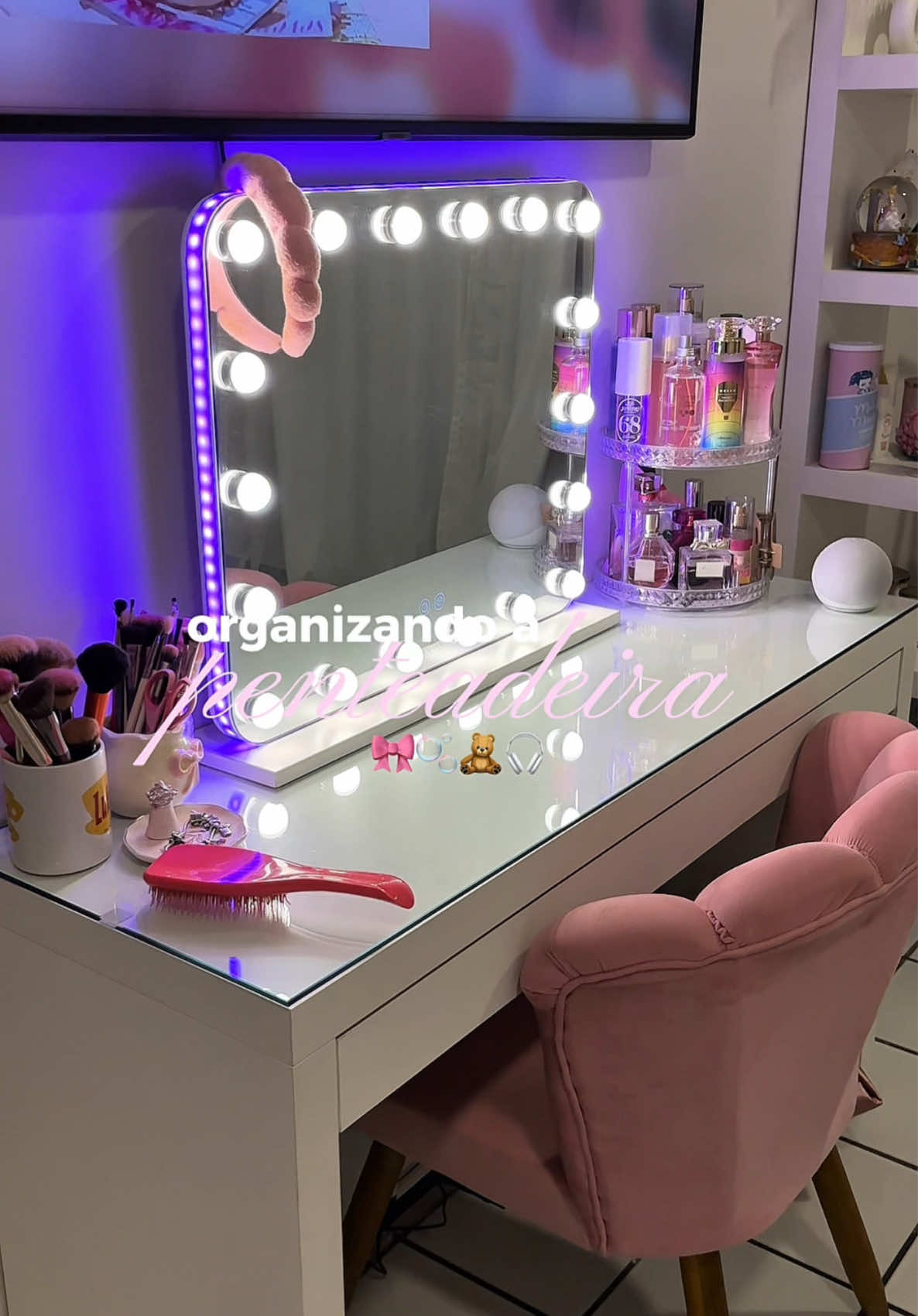 Momento de paz 💗✨ #girly #penteadeira #makeup #vanity #organizando 