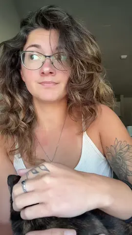 Yes I’m a bitch, just not yours 😉 ft. Iris  #fyp #trending #bitch #curlywavyhair #glasses #kitty