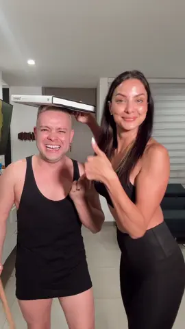 Enseñándole a mi amigo @Roberth cómo usar tacones 😂 #rumway#rumwaywalk 