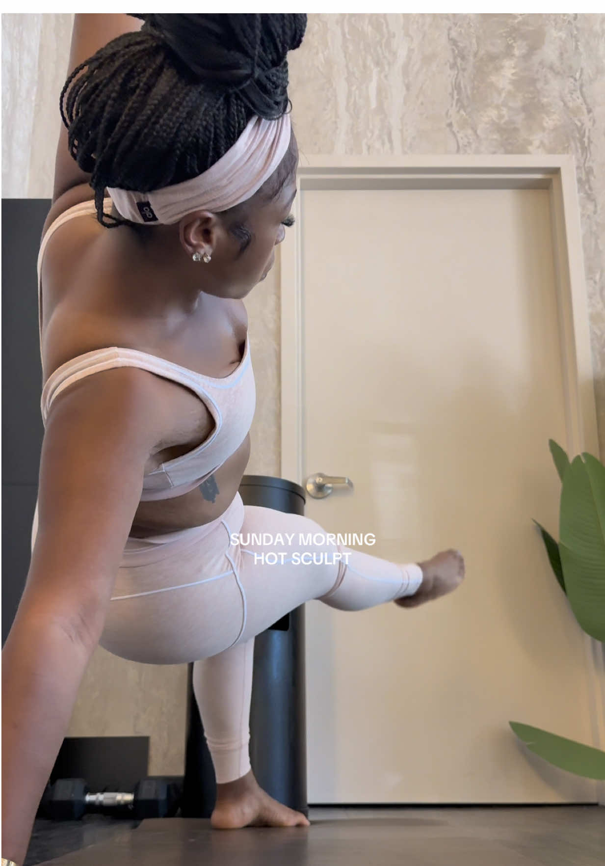 HOT SCULPT WITH MY GRL @swamppilatesprincess 💚 matching set and headband: @alo 