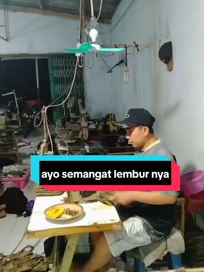ayo semangat lembur yuk, mau di bawa besok barang nya ges  #kangjahit  #tukangjahitviral  #salamsstujarum  #fyp  #storywa 