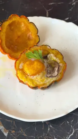 🎃 Œufs cocotte dans des mini citrouilles — le combo parfait entre comfort food et mignonnerie absolue. C’est simple, rapide et trop bon (je vous jure, la chair fondante de la citrouille avec l’œuf… 😮‍💨 un bonheur). 🥣 Ingrédients (pour 2 personnes) * 2 mini citrouilles (ou potimarrons) * 2 œufs * 4 c. à soupe de crème (végétale ou non) * 1 c. à soupe de pesto * 4-5 champignons de Paris * Sel, poivre * Un filet d’huile d’olive 🔥 Étapes 1. Coupez les mini citrouilles en deux, retirez les pépins. 2. Arrosez d’un filet d’huile d’olive et enfournez 10 min à 180°C. 3. En attendant, émincez et faites revenir les champignons. 4. Sortez les citrouilles du four, ajoutez la crème, le pesto, les champignons et cassez un œuf au centre. 5. Enfournez à nouveau 5-6 min — le jaune doit rester coulant. 6. Salez, poivrez… et régalez-vous en raclant bien la chair à la cuillère 🤤 💡 Astuce : vous pouvez ajouter un peu de feta émiettée ou de fromage râpé juste avant d’enfourner pour plus de fondant.