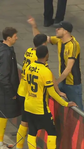 Colère des supporters 💥 un fan de YB fait part de son mécontentement aux joueurs après la défaite contre St-Gall.  • #yb #fcstgall #superleague #footsuisse #sfl