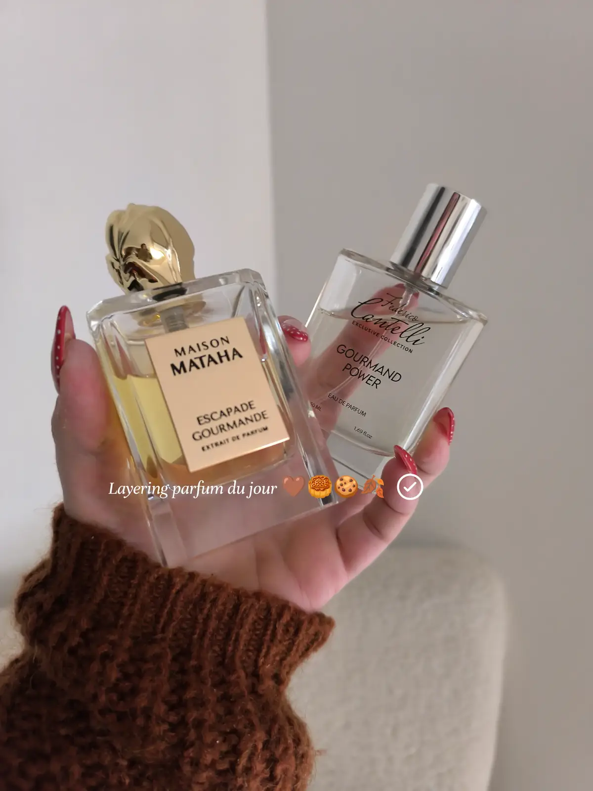 Aujourd'hui nous sommes allés à la fête de la châtaigne en Alsace. Ma créatrice préférée de fondants parfumés y était. J'en ai profité pour faire le plein de mes préférés, chocolat noisette et madeleine gourmande. J'ai aussi pris une bougie chocolat noisette et je suis tombée sur un magnifique brûleur pour fondants casse noisette (nutscracker). Pour mon parfum, j'avais envie d'un parfum ultra gourmand, j'ai donc combiné l'iconique escapade gourmande de @Maison Mataha et gourmand power de @Federico Cantelli Collection ~ Le combo est incroyable. Je pense que je vais le faire plus souvent.  Et vous c'était quoi vous parfum aujourd'hui ? Vous aimez bien les marchés avec des créateurs ? j'ai hâte que les marchés de Noël commencent !  #fragrancetiktok #parfum #parfumviral #deco  #fondantsparfumés 