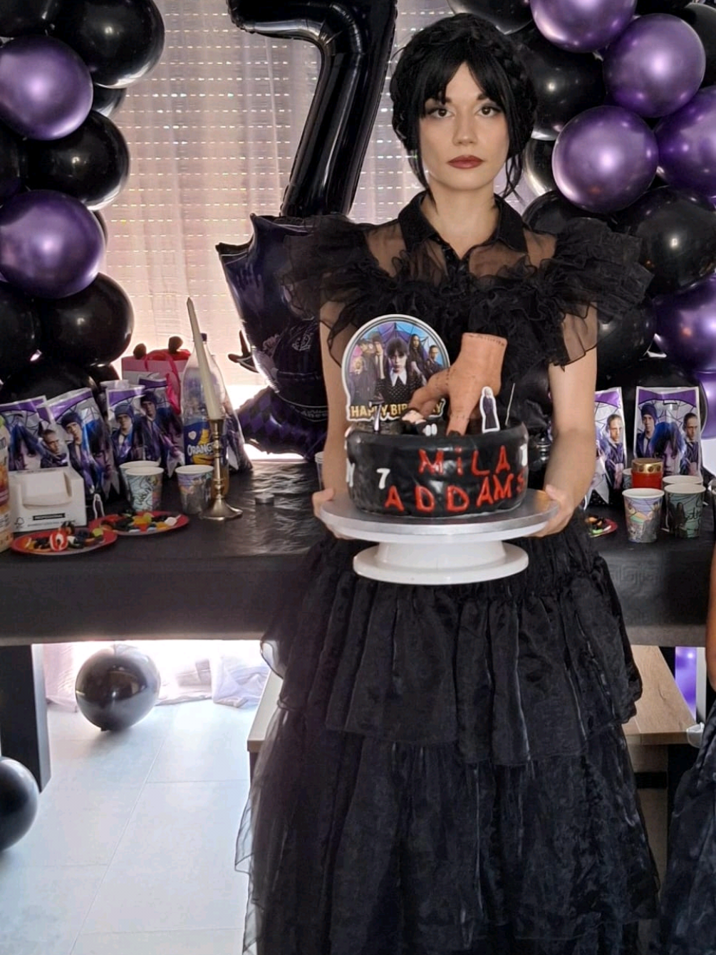 Apprendre à des enfants à danser comme Mercredi Addams 🕸️ et ils réussissent plutôt bien 🕷️ @Princesses & Fairytales  #wednesdayaddams #wednesday #princessparty #Halloween #surprisebirthday 