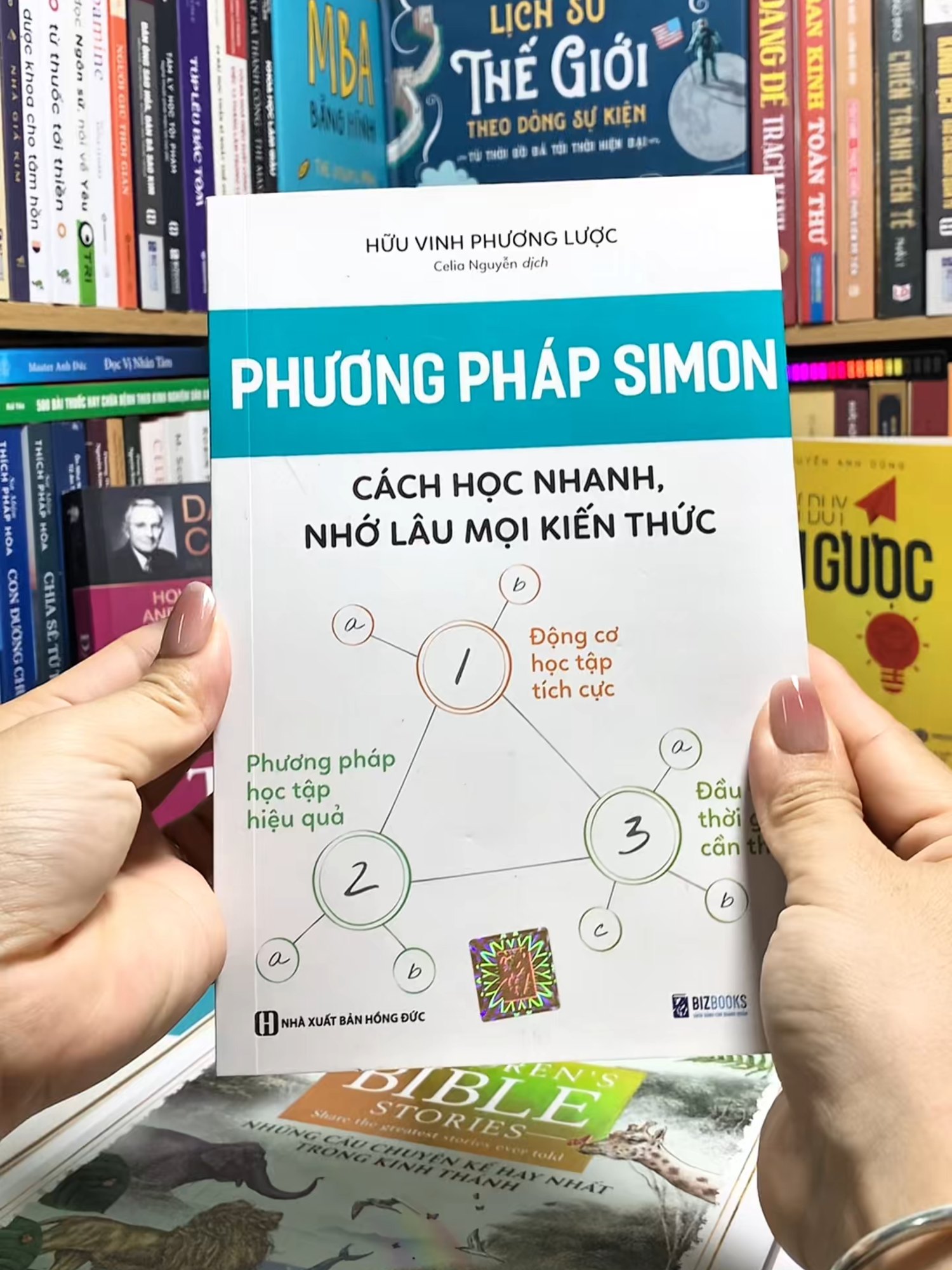 “Phương Pháp Simon – Cách học nhanh, nhớ lâu mọi kiến thức.” Bạn từng dành hàng giờ học mà vẫn… quên sạch? Cảm thấy mình học mãi mà không tiến bộ? Cuốn sách này sẽ giúp bạn thay đổi hoàn toàn cách học. Không phải học nhiều hơn, mà là học đúng cách. Từ việc sắp xếp thời gian, ghi nhớ thông minh, đến phương pháp Feynman, Pomodoro, Cornell note — mọi công cụ đều được hướng dẫn rõ ràng, dễ áp dụng. “Phương Pháp Simon” giúp bạn biến việc học từ mệt mỏi sang hiệu quả, từ ghi nhớ tạm thời sang hiểu sâu và nhớ lâu. 💡 Học thông minh hơn, kết quả tốt hơn — bắt đầu ngay hôm nay với Phương Pháp Simon #anhsangtrithuc1 #books #sach #BookTok #sachhay #sách #phattrienbanthan #hoctap #learning #phuongphapsimon