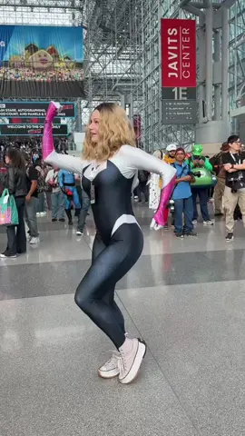 A lil dancey dance at @New York Comic Con🩷 DC: @bryce🌷  #fyp #spidergwen #spiderverse #nycc #ukcosplay 