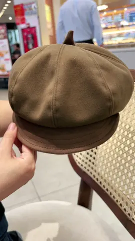 Sờ tai hàn xẻng các mom ơi.  Đằng sau có dây buộc điều chỉnh cỡ mũ nên rất tiện.  #mudoihanquocchobe #muchobegai 