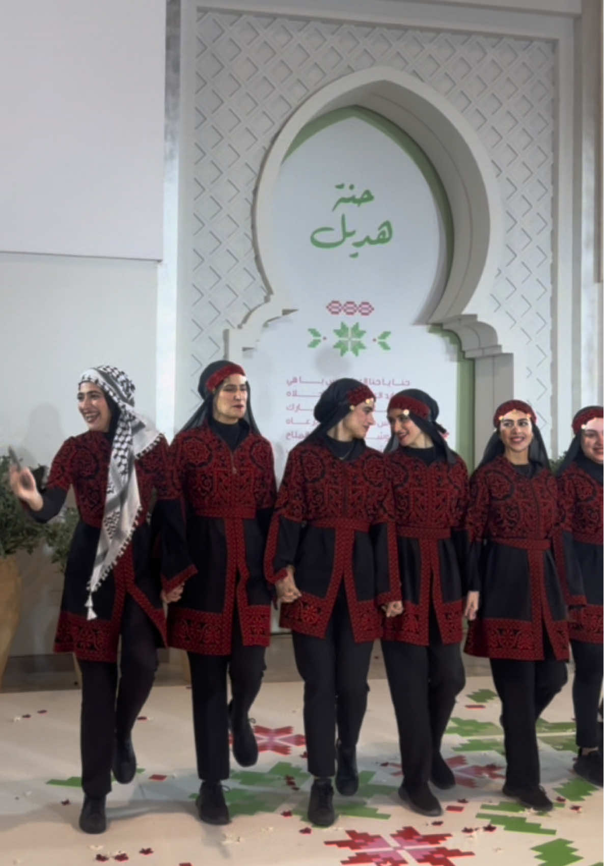 It’s girl’s dabke❤️📿🔥 • • • #fyp #دبكة #dabke #حنة_العروس #حنة 