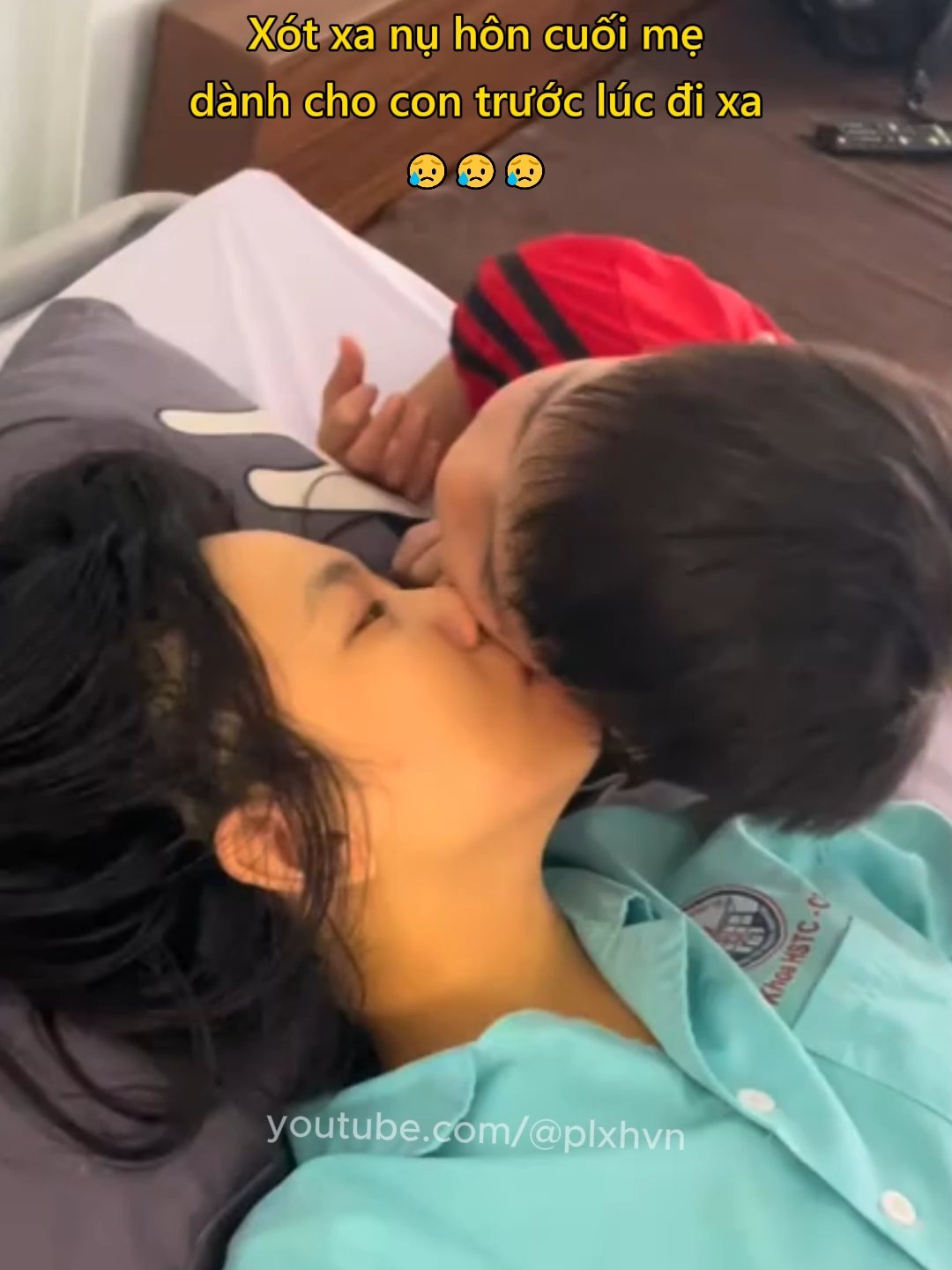 Xót xa nụ hôn cuối mẹ dành cho con trước lúc đi xa 😥 #giadinh #tamtrang #tinhcam #buon #xotxa #plxhvn #phapluatxahoi