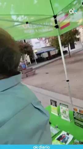 💥 Nuevo ataque a Vox en Barcelona Dos mujeres atacaron ayer una carpa de Vox situada en la localidad de Molins de Rei (Barcelona). Estas dos mujeres trataron de tirar abajo tanto la carpa como la mesa que sostenía el material del partido liderado por Santiago Abascal. Por suerte, los Mossos d'Esquadra estaban presentes y pudieron echar a las dos mujeres de la zona ⁉️ ¿Qué sanciones crees que deberían recibir las personas que agreden las carpas de partidos políticos? Te leemos #Vox #Política #Barcelona #Ataque #España #SantiagoAbascal #Barcelona #Noticias