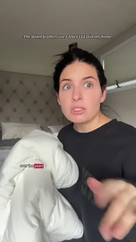 My ‘how-to’ on getting rid of leaking down feathers… TRASH IT & get this mellow one ☁️✨ #mellow #bedding #comfybedding #bestcomforter 