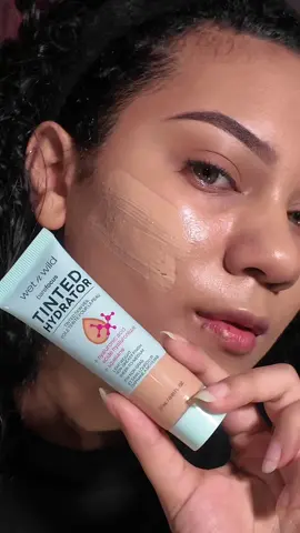 La veía siempre en las tiendas y nunca la probé… grave error 😅 El Tinted Hydrator de @wetnwildbeauty hidrata con ácido hialurónico y escualano vegano, deja la piel ligera, natural y con un glow 😍 posee una cobertura construible de ligera a media. PD: también lo puedes aplicar con los dedos. Sustituya este texto por el suyo propio @wetnwildbeauty #w#wetnwildbeautywnwbeautypartner
