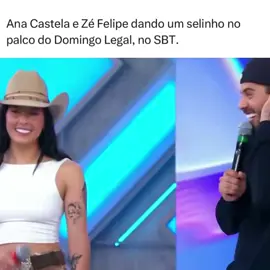 Ana Castela e Zé Felipe dando um selinho no palco do Domingo Legal, no SBT.