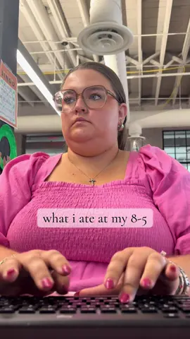 highly recommend a pimento blt! #wieiad #whatiateatmy8to5 #eatwithme #matt #worklunch 