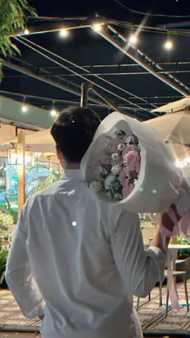 Gió rất dịu dàng , hoa cũng lãng mạn , anh rất đặc biệt , em rất thích ….🫶  