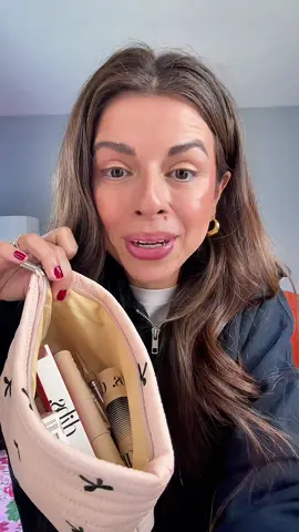 @DIBSBEAUTY holiday bundles are out & this one is on sale 🏃‍♀️  #dibsbeauty #dibsduostick #makeup #makeupset #holidaymakeup 
