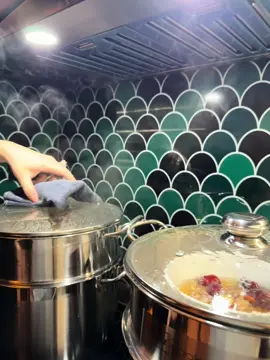 Mỗi hũ yến chưng đều như một tác phẩm nghệ thuật, với mình 1 hũ yến ngon trước hết phải từ nguyên liệu. Sợi yến dài, thơm tanh, bóng nhẹ, được nhặt vô cùng kỳ công, nó không chỉ nói lên chất lượng của tổ yến thô đầu vào mà còn là minh chứng cho sự tỉ mỉ của người thợ nhặt. Một hũ yến ngon được đan xen bởi nhiều loại sợi, sợi ngắn từ bụng xơ mướp, phần lớn sẽ là sợi dài, có sợi dai, sợi mềm để sau khi chưng lên - lúc thưởng thức yến vừa có độ sánh, có sợi dài mềm mướt lại có những sợi dai giòn sần sật... tâm huyết đặt trọn vẹn nơi đây... #viral #fyp  #hagiayen #yênsao 