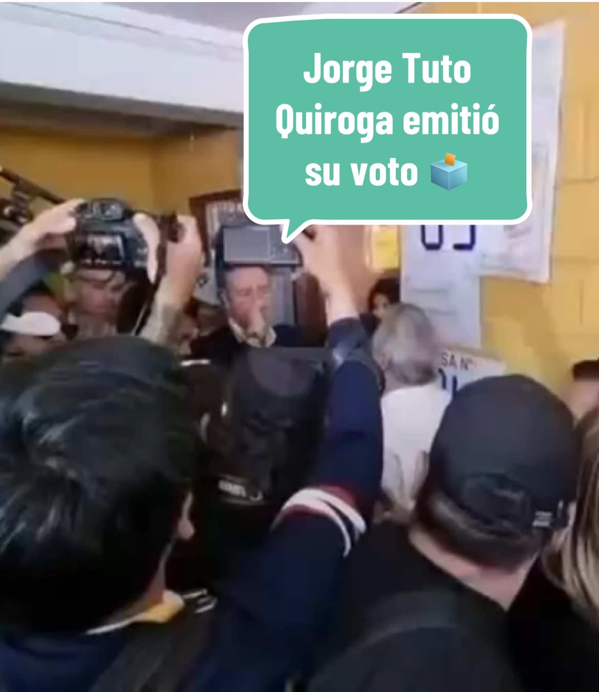 El candidato presidencial de la Alianza Libre, Jorge Tuto Quiroga, acudió a la Unidad Educativa Santa Rosa en La Paz para emitir su voto. 🗳️🇧🇴 #ElTopo #EleccionesBolivia #TutoQuiroga #AlianzaLibre #LaPaz
