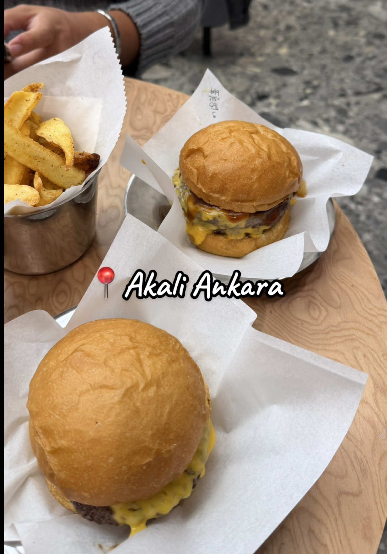 Akali Ankara’ya gelmiş🫶🏻🍔 Biz çok sevdik. Özellikle truffalgar sos çok başarılıydı🫠                                      #akali #akaliankara #akaliburger #mekanönerileri #reklamdeğil 