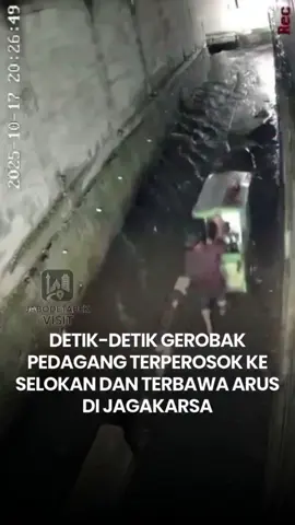 Sebuah gerobak milik pedagang kaki lima terperosok ke dalam selokan dan terbawa arus di kawasan Kebagusan 2, Jagakarsa, Jakarta Selatan, pada Jumat (17/10/2025) malam sekitar pukul 22.00 WIB. Menurut keterangan warga, insiden terjadi saat pedagang tengah melintasi jalan sempit di lokasi tersebut. Diduga permukaan jalan licin setelah hujan, sehingga gerobak kehilangan keseimbangan dan jatuh ke dalam selokan. 📹: @broto_gf Via : @depokupdateco