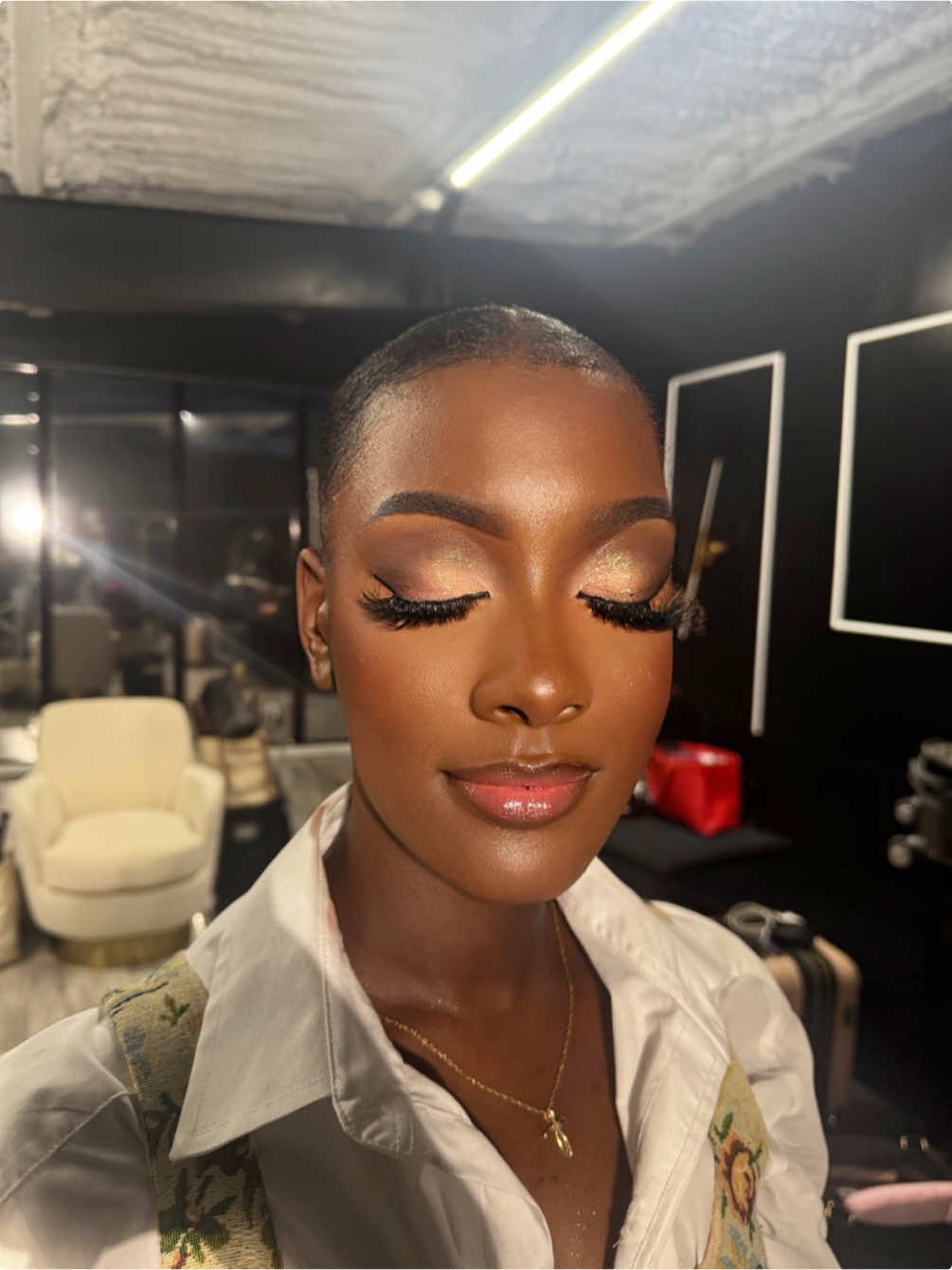 Elegant & Warm: That rich chocolate glow 😍✨ Her makeup sat so perfectly smooth, flawless, and radiant. We honestly couldn’t get enough! It was such a pleasure glamming this beauty. 💄🤎 #ArtOfGoldByRiri #ChocolateBeauty #SoftGlam #HoustonMUA #MelaninGlow