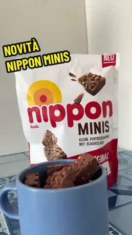 Novità nippon MINIS 😱🩵  E chi se lo aspettava questo nuovo formato??  Perché alla fine si tratta di una novità di formato, i nippon all’interno non sono cambiati se non per la grandezza.  Per il resto sono sempre i soliti, iconici, buonissimi, snack di cioccolato e riso soffiato. Ed è per questo che abbiamo mantenuto il voto dato in passato con la recensione dei classici nippon..  un voto che racchiude più che un sapore, un’iconocità di uno snack che conosciamo tutti 🥹🩵  Che ne pensi di questo nuovo formato? Non è fatto davvero bene??  #nippon #novita #nipponmini #recensione #nipponminis 