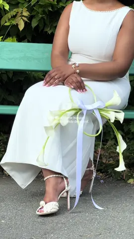 a moment for the bouquet 🦢 @Léo Tombini  #bridalbouquet #floraldesign #bouquetinspiration #weddingcontentcreator #creatricedecontenumariage 