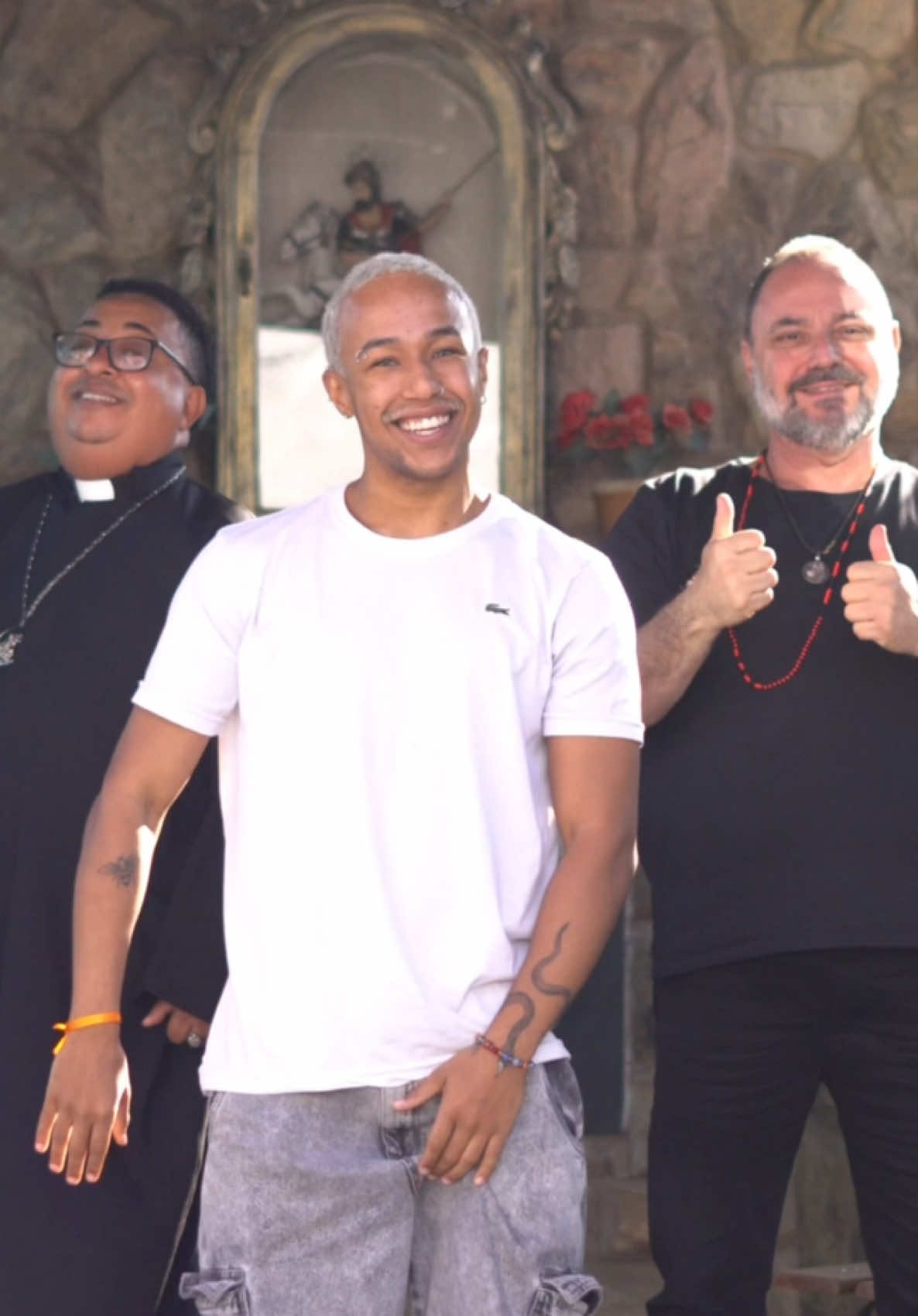 E quem disse que eles não dançavam?! 😂 No fim das contas, fé é fé. Pode vir no axé ou no amém, o que importa é a energia boa que a gente coloca quando acredita de verdade. #axe #amem #espiritualidade 