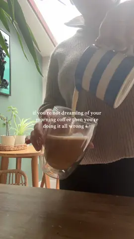 the thought of that first maple cinnamon latte in the morning is enough to get me up ☕️ #coffee #autumnvibes #cosycoffee 