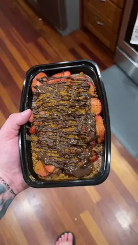 One package of sugar-free cheesecake Jell-O,  400 mL of fat free milk,  1 scoop axe and sledge whey,  50g strawberries,  25g dark chocolate melts  @@Axe & Sledge Supplements