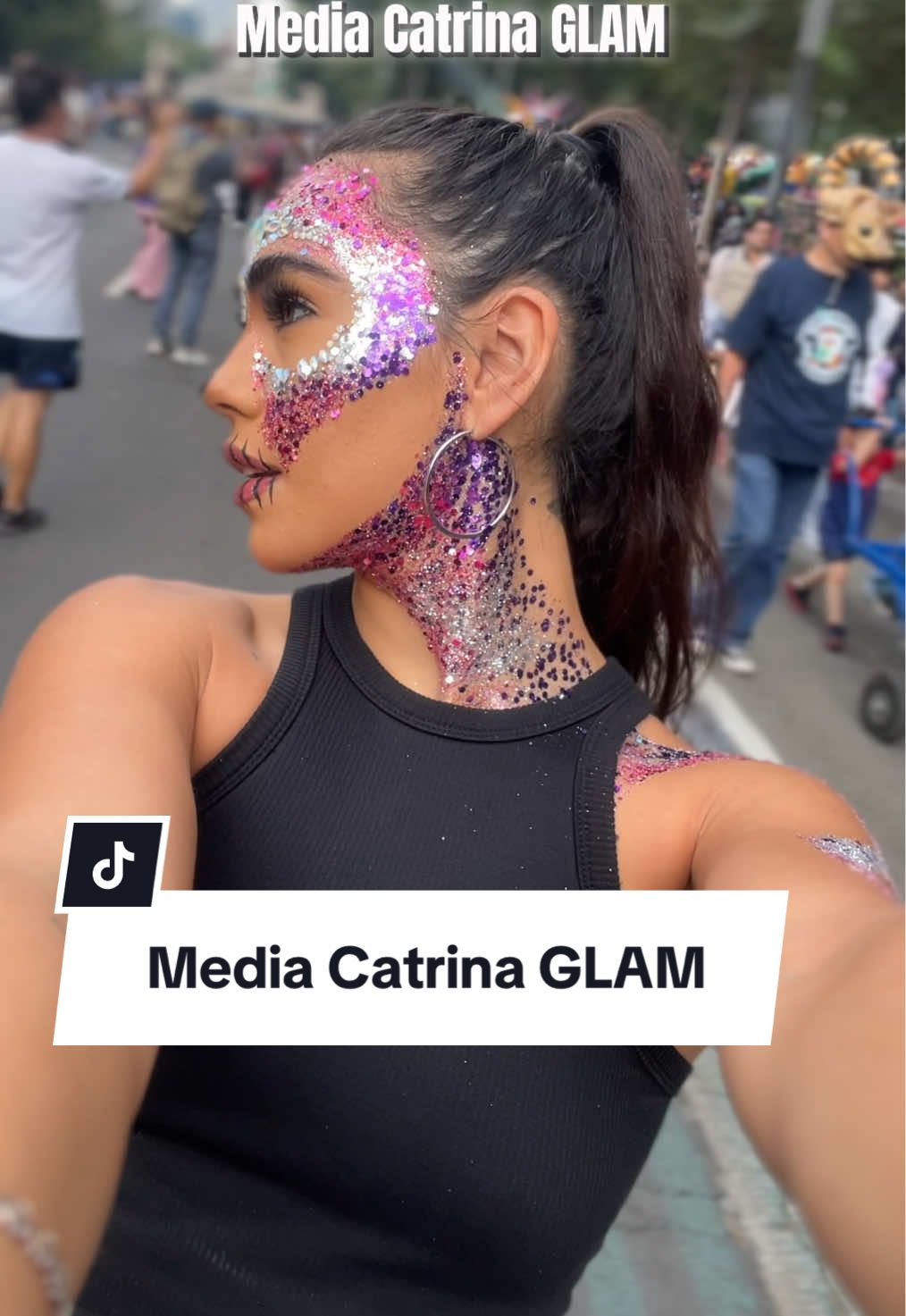 Maquillaje artístico con brillos para Halloween y Día de Muertos!💀🎃🧛‍♀️ Escríbenos y reserva tu lugar ahora📆 #glittermakeup #catrinamakeup #catrinamexicana #desfilemexicano #maquillajepersonalizado 