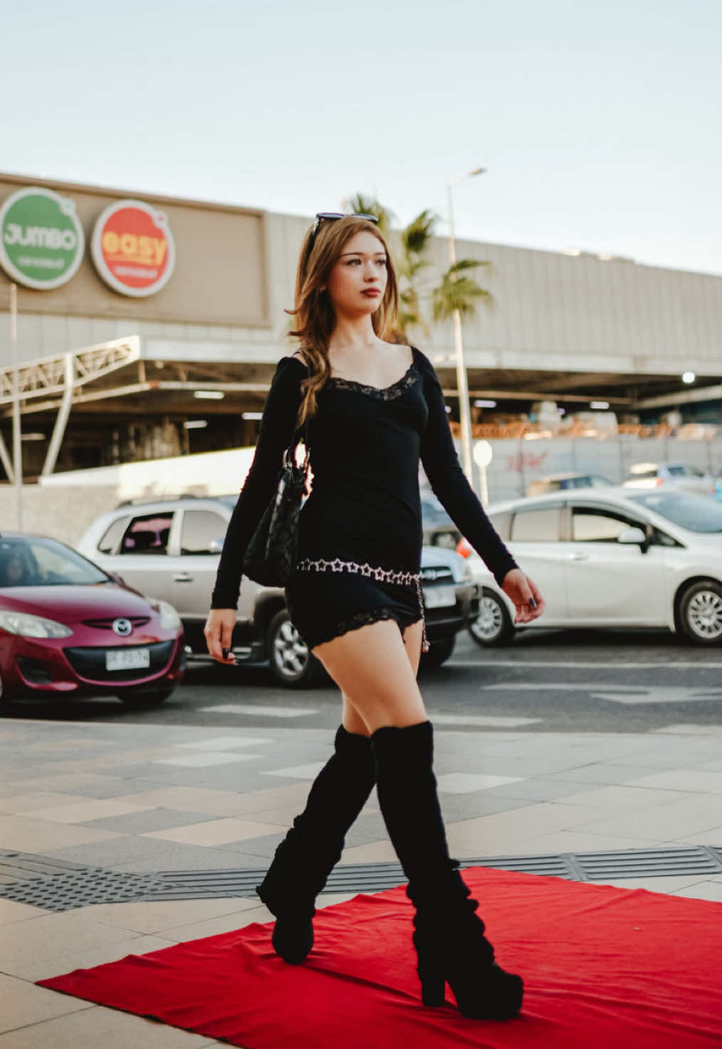 💫El día de ayer realizamos nuestra segunda intervención urbana junto a nuestras modelos de Alta Moda Chile by Arica Fashion Week. sorprendiendo al público en dos puntos emblemáticos de la ciudad: el frontis del Mall Plaza Arica y el recién inaugurado espacio de la Playa Chinchorro. 🌟 Nuestra presencia generó expectación, curiosidad y admiración entre quienes se encontraban en el lugar. contamos con la participación especial de nuestra 1ra Finalista del Miss Earth Arica 2025, quien se sumó a este gran despliegue de moda y talento. 👑💚 Alta Moda continúa marcando tendencia en la ciudad, llevando la moda y la belleza a cada rincón.  #fashionweek #arica #tacna #modelosarica #aricaesbacán 