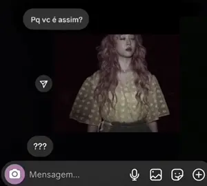 #SULLI :: Sulli era como um poema que ganhou forma humana,Tinha algo de brisa e algo de tempestade leve, mas impossível de ignorar,Ela não cabia nos moldes, não queria se encaixar. Talvez porque o mundo dela era feito de cores que poucos conseguiam enxergar. Havia em seus olhos um tipo raro de sinceridade, o tipo que pode assustar quem vive de aparências. Ela dizia o que sentia, mesmo quando doía, e carregava no sorriso um contraste entre luz e melancolia. Era sensível demais para um mundo apressado demais.  Sulli vivia entre o sonho e a realidade, buscando sentido em tudo nas flores, nos silêncios, nas pequenas coisas que outros chamariam de insignificantes. Ela acreditava na beleza da verdade, mesmo quando essa verdade a deixava só. Ser ela era ser arte viva: contraditória, intensa, pura e talvez por isso tenha deixado uma marca tão profunda porque foi sincera até o fim, mesmo quando o mundo não estava pronto para a sinceridade dela. Sulli era, e ainda é, uma lembrança doce e triste. Um lembrete de que ser autêntico pode ser doloroso, mas também é o que nos torna eternos. #foryoupage #foryou #fy 