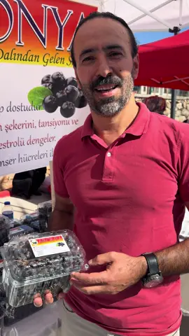 Aronya üreticisi ,       Çüngüşlü Suat Hoca                         Binbir derde deva olan , Aronya meyvesinin faydalarını anlattı .  #çermik #diyarbakır #diyarbakır21 #çermikhabergündemi #çermikgündemi #çermikhaber #çüngüş 