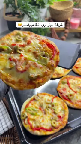 الطريقة-نص كيلو دقيق مع ملعقة ملح وخلطوهم  -في صحن جانبي خلطي نص كوب اللبن او علبة زبادي صادة مع ملعقة خميرة وملعقة سكر وربع كوب زيت وملعقتين حليب بودرة يمكن الاستغناء عنه -وماء دافيء للعجن طبعا بعد ماتختمر نقطعها كور ونفرد كل كورة دائرة ونحطها ع طاوة تكون الحرارة من متوسطة لي عالية لين اطيب من تحت ندخلها للفرن من فوق بس تبدي مولعة الشواية فقط لين تتحمر وصحتين 😋💛#اكسبلوررر #ليبيا #الشعب_الصيني_ماله_حل😂😂 #ليبيا 