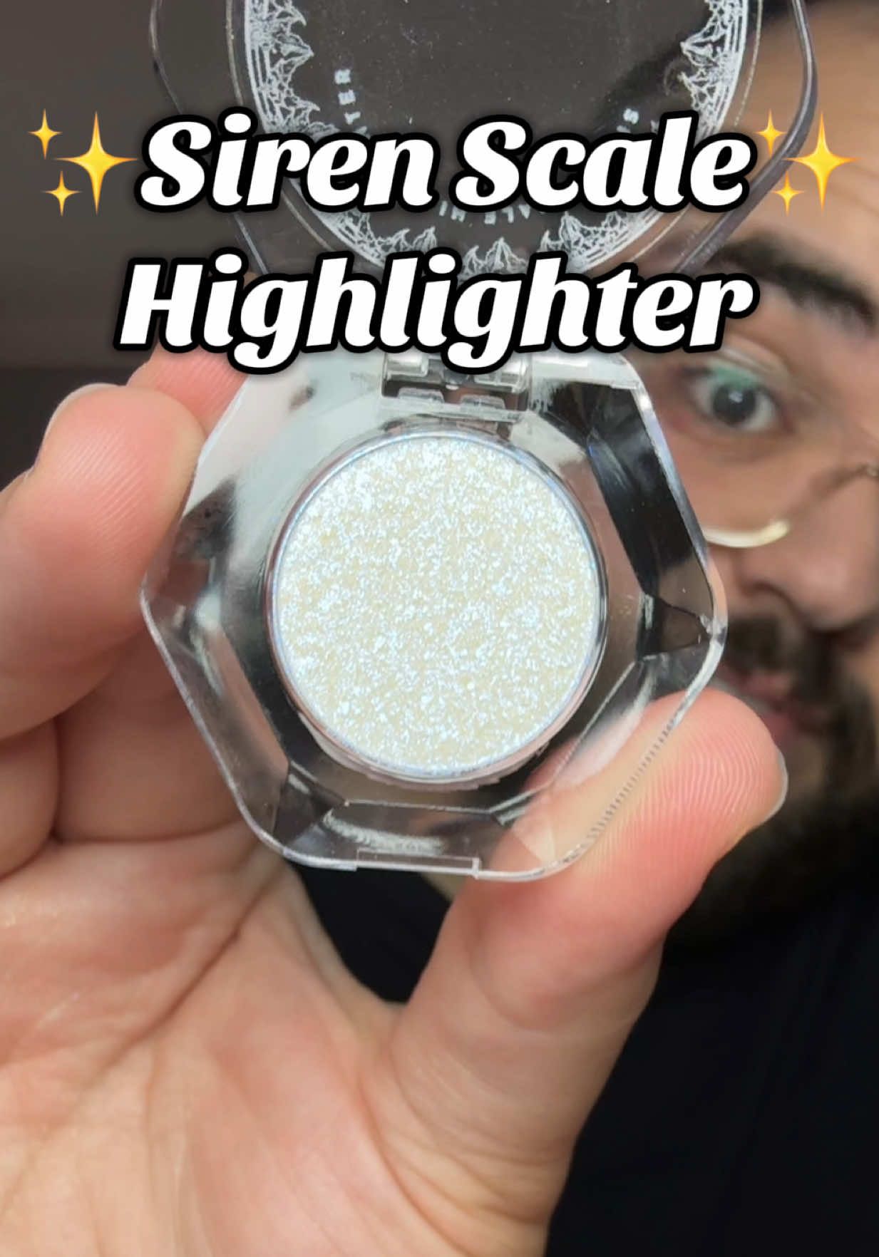 The Siren Scale Highlighter is truly ethereal. Like that shine?! I could definitely see this being used in a multitude of ways, from eyeshadow to the lips! SushyGlow Cosmetics you continue to blow me away! #sushyglow #sirenscalehighlighter #glitter #makeup #halloween @sushyglowcosmetics🧚🏻‍♀️🍄 