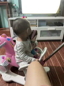 Her morning starts with Ms. Rachel ❤️ #msrachel #msrachelbaby #rockinghorse #toddlersoftiktok #MomsofTikTok 