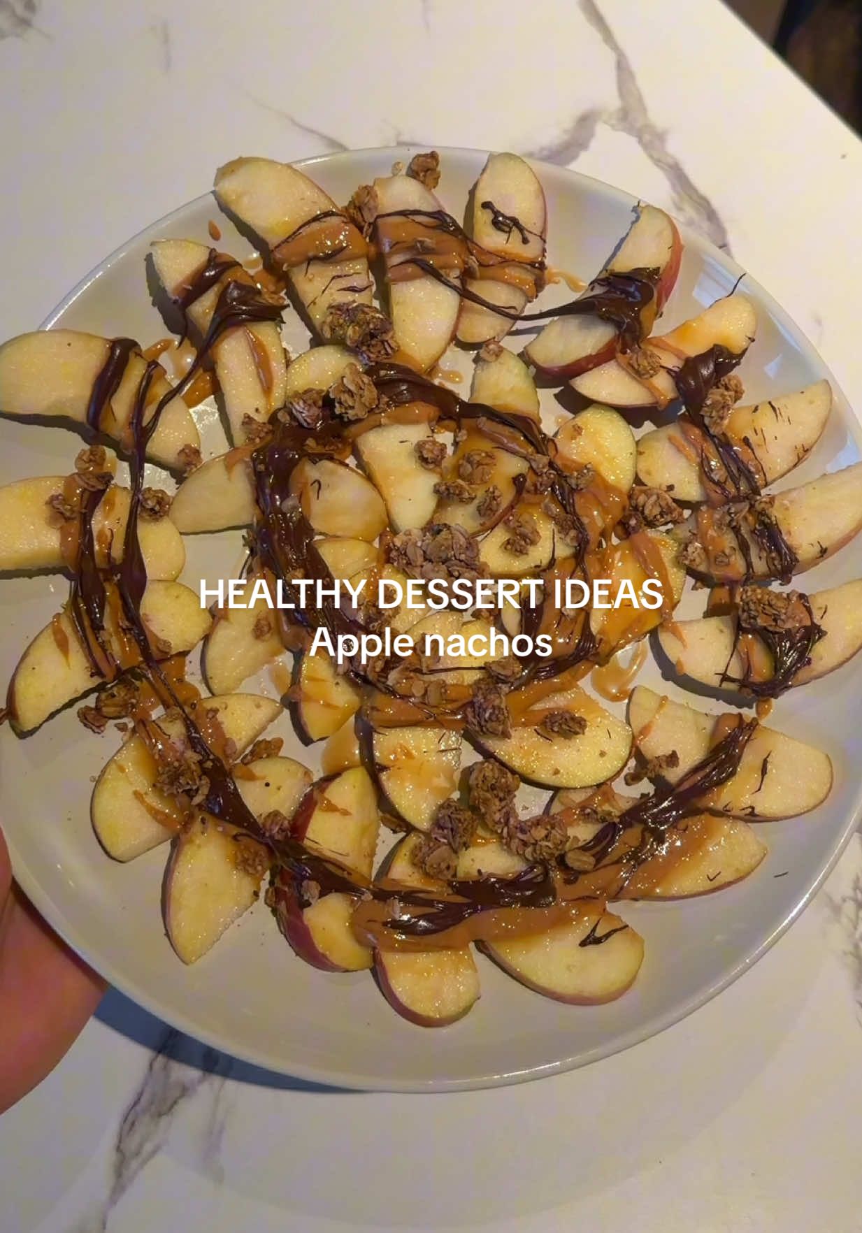 Apple nachos 🍎🍫  #healthydessert #healthydessertideas #appledessert #applenachos #healthydessertinspo 
